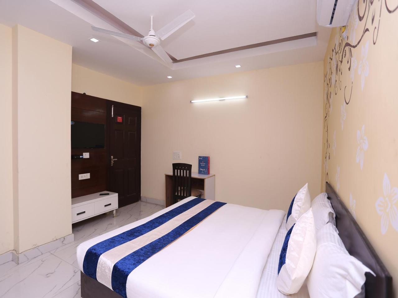 Oyo 10008 Hotel Golden Tree Дели Экстерьер фото